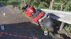 Motorkáři vletěla do přilby vosa. Zpanikařil a při nehodě přišel o nohu