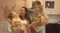 Dvojčata Karin a Miriam potřebují rehabilitaci. Pojišťovna ji nehradí