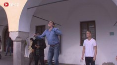 TO MUSÍTE VIDĚT! Fotograf Jan Saudek dělá v 77 letech shyby, jako gymnasta. MÁME VIDEO