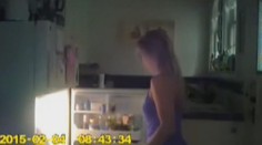 VIDEO: Nejdřív spolubydlícím plivla do jídla, pak je chtěla otrávit