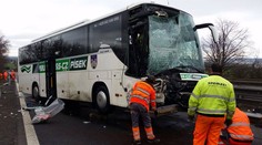 Řidič opravoval auto na dálnici, smetl ho autobus a zemřel