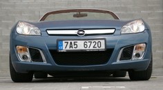 Placatá motokára značky Opel