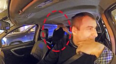 VIDEO: Nadržený pár si to chtěl rozdat v taxíku. Řidič je natočil