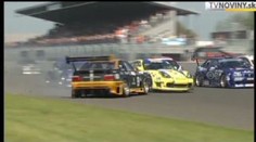 VIDEO: Ferrari letělo vzduchem, začalo hořet, ale pilot nehodu přežil