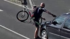 Řidič zatroubil na cyklistu, ten na něj zaútočil! Vybil se na autě