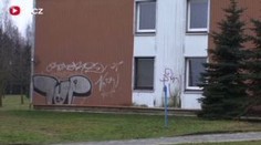 Jihlavskému "sprejerobijci" někdo postříkal fasádu domu
