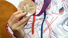 Perfektní gelové nehty na střelnici. Sýkorová si pak došla pro medaili