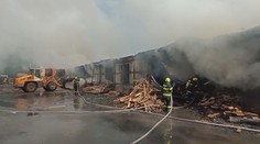 Požár pily na Vsetínsku způsobil obrovské škody. Jdou do stovek milionů korun