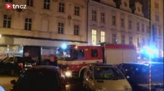 VIDEO: Ve squatu v Praze spadl muž do světlíku