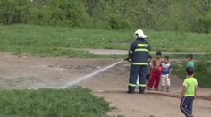 Chlapec, který spadl z balkonu, prohrál boj o život