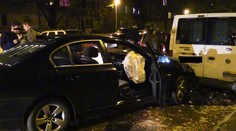 Mladík naboural pět aut, pak utekl! Vrátil se s lahví alkoholu v ruce