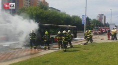 Autobus v Praze zachvátily plameny. Vezl cestující na letiště.