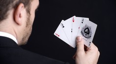 Trik jak z filmu: Kamera v knoflíku vynesla hráčům 110 tisíc korun