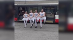 VIDEO: Řidiči brněnské MHD baví internet. Před autobusem tancují jako baletky