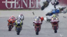 VIDEO: Hororová nehoda v závodech motorek! Létaly plechy a stroje dělaly salta