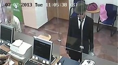 Hastroš u přepážky. Lupič se ohákl do mysliveckého klobouku a obleku a přepadl banku