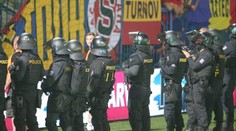 Dohra na Letné. Fanoušci Sparty napadli policisty, ti u jednoho našli drogy
