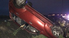 FOTOGALERIE: Opilec vylétl ze silnice a skončil s autem na střeše