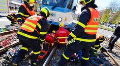 Seniorka spadla pod tramvaj, vyprošťovaly ji dvě jednotky hasičů