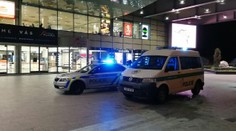 Muž, který v obchoďáku spadl z 20 metrů, zemřel. Jeho pád je záhada!