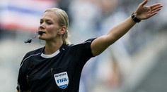 Přepište dějiny: Fotbalové utkání Bundesligy pískala žena!