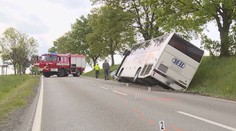 Autobus plný dětí se srazil s autem. Náraz je vymrštil z míst