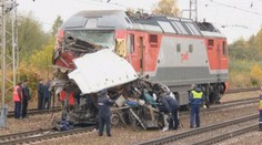 Vlak na kolejích roztrhal autobus! Lidé skákali ven, 16 jich zemřelo