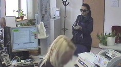 Kráska (22), která přepadla banku u Brna, se přišla sama udat!