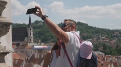 Český Krumlov začínají plnit turisté. Obchodníci si pochvalují tržby