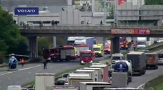 Nehoda čtyř náklaďáků zablokovala D1 u Průhonic. Přiletět musel i vrtulník