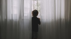 Z okna ve čtvrtém patře vypadlo dítě. Do nemocnice ho transportoval vrtulník