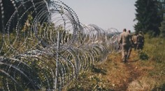 Bělorusko pomáhá migrantům do EU, Litva staví plot s ostnatým drátem