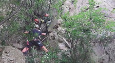 Muž se psem na Vyškovsku uvízli na skále. Utrhl se pod nimi kámen