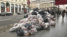 Paříž zaplavily odpadky. Popeláři se připojili ke stávce kvůli důchodům