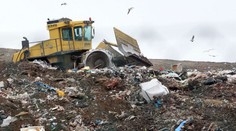 Popeláři ve Francii stávkují. Tuny odpadu zůstávají na ulicích