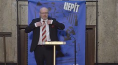 Rezignujte, vyzývá ministra Válka kvůli nedostatku léků opozice i odborníci