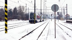 Školáci vyskládali na koleje kamení. Jednomu teď hrozí vězení