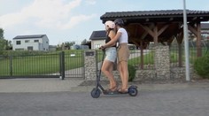 Úrazů dětí na silnicích přibývá. Riskují na výkonných koloběžkách a nenosí helmy