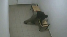 Na policejní stanici mlátil hlavou o lavici. VIDEO