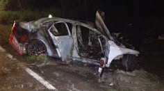 Nabouranou Octavii pohltily plameny, řidič skončil v nemocnici