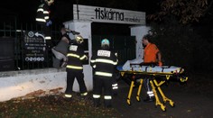 Muž zůstal viset na plotu, dolů mu museli pomoct hasiči