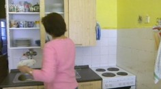 NEUVĚŘITELNÉ! Téměř neslyšící ženě EXEKUTOŘI strhávali plat za neuhrazené volání