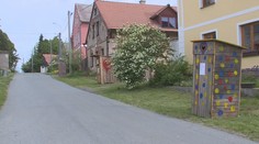 Vzpoura proti chybějící kanalizaci. Obec na Karlovarsku zdobí kadibudky