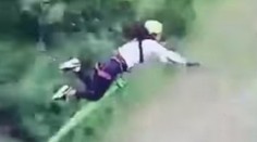 Horor při bungee jumpingu: Žena ochrnula po drsném dopadu