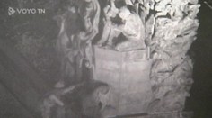 VANDAL poničil sochu na Karlově mostě! NEZBLÁZNIL SE?