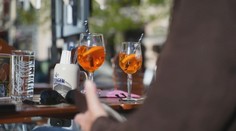 Paříž kvůli vedrům omezuje alkohol. Chce ulevit přetíženým nemocnicím