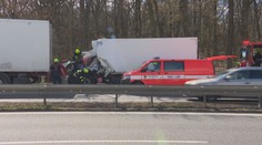 VIDEO: Záběry těsně po nehodě: Řidič neubrzdil kamion, se zraněními skončil v nemocnici