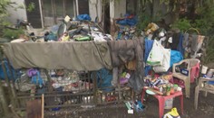 Dům na Náchodsku zaplavily odpadky. Majitel je tam sváží léta, obec nic nedělá