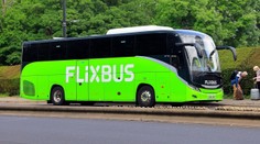 Autobus FlixBusu havaroval na dálnici v Německu. Převrátil se na bok, 23 zraněných