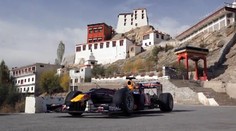 NESKUTEČNÁ PODÍVANÁ! Formule Red Bullu jezdila v Himalájích! VIDEO